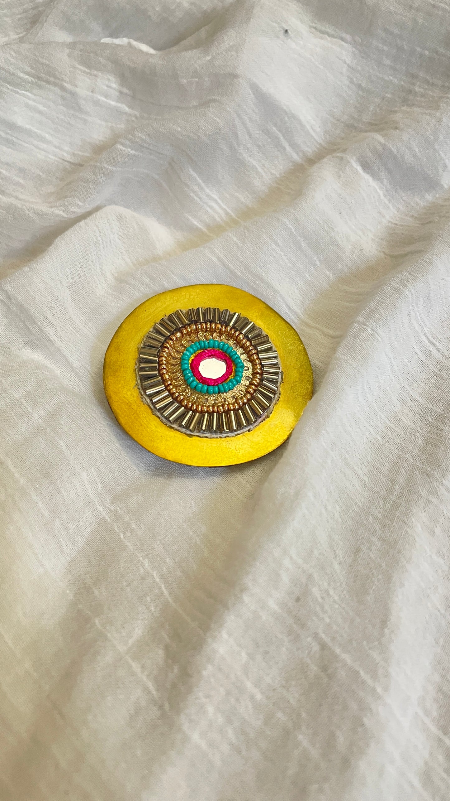 Matchi round brass hair clip
