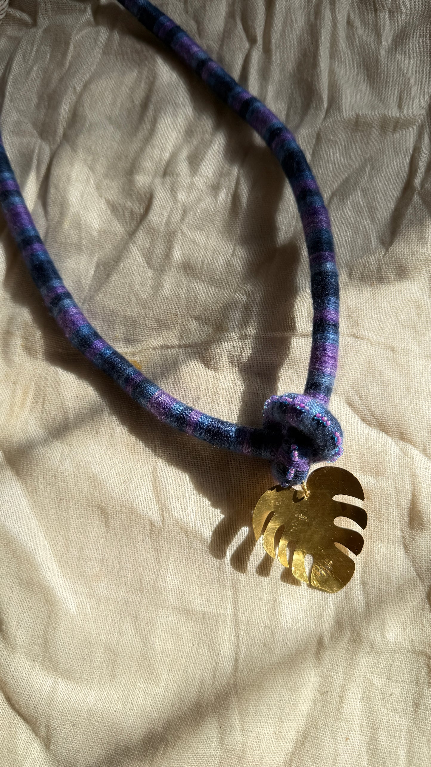 Leaf blue shade necklace