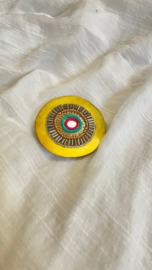 Matchi round brass hair clip